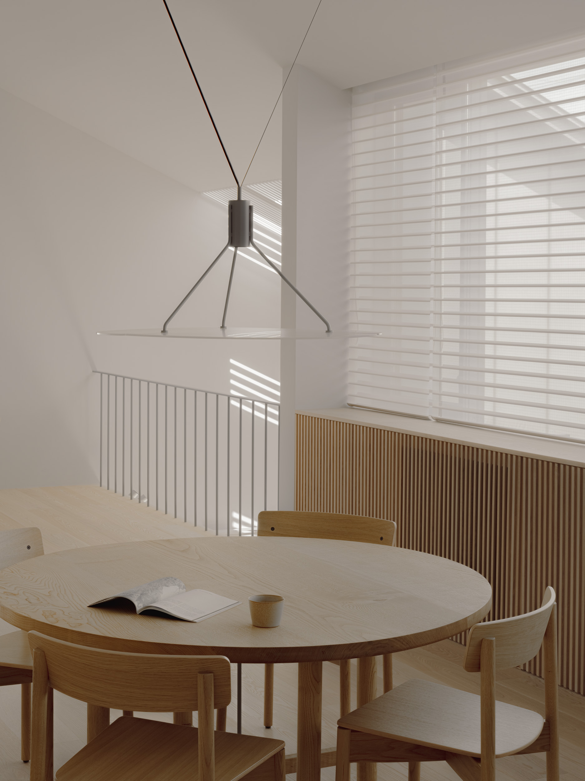 Nouvelle direction d’idées d’éclairage de salle à manger combinant grande suspension sculpturale, éclairage linéaire au-dessus d’une longue table, éclairage minimal à globes